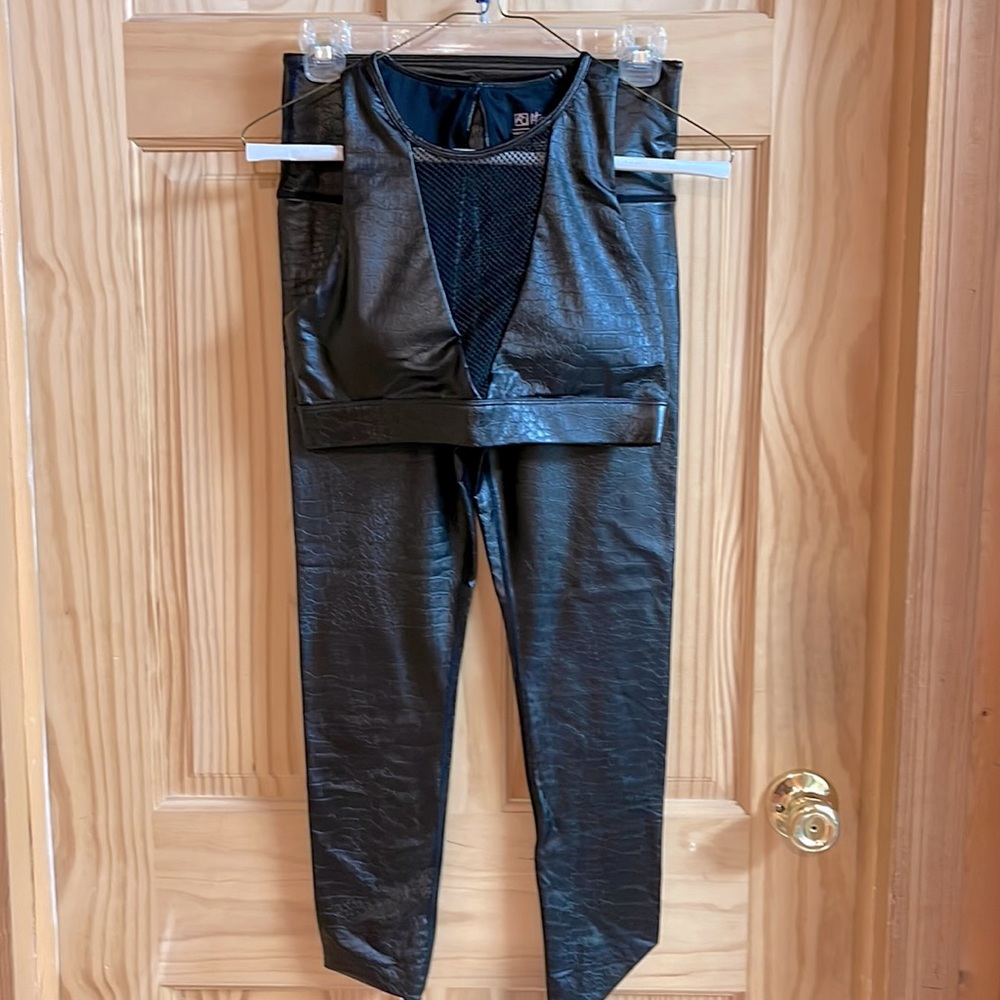 Work out set by Fit Couture Collection. Size small. Never worn. #workout#yoga